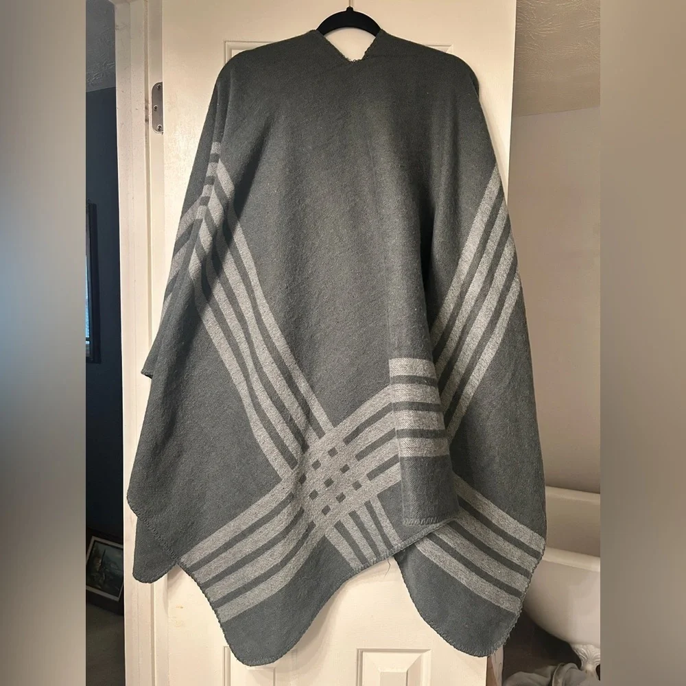 BB Dakota Gray Striped Plaid Blanket Cape Poncho Shawl Women's One Size